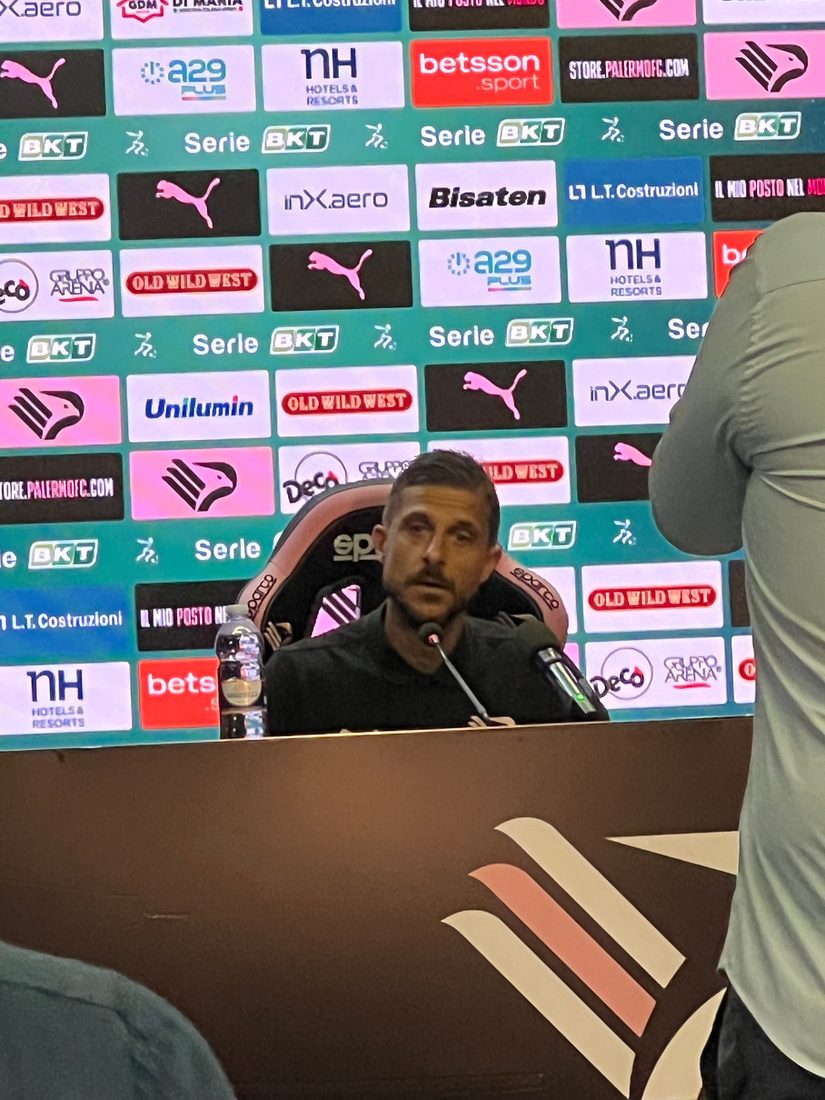 Sala stampa durante una conferenza post partita