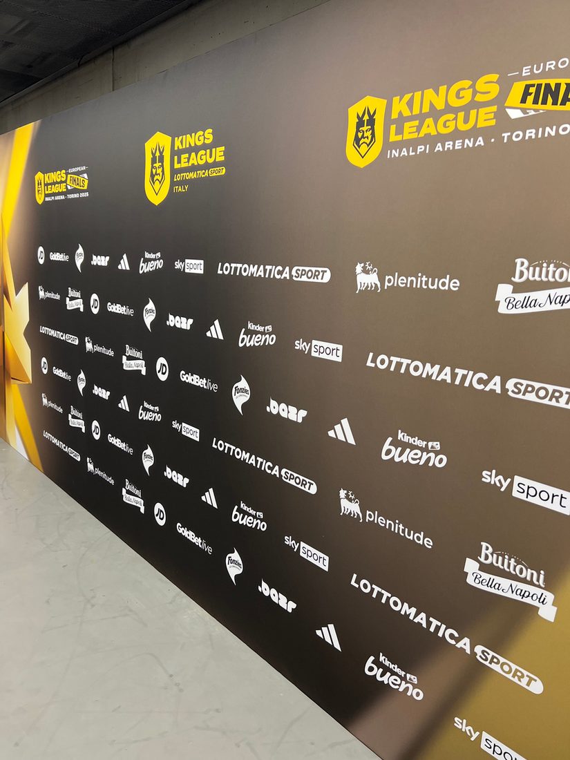 Parete stampa con i loghi degli sponsor allestita per le interviste post partita