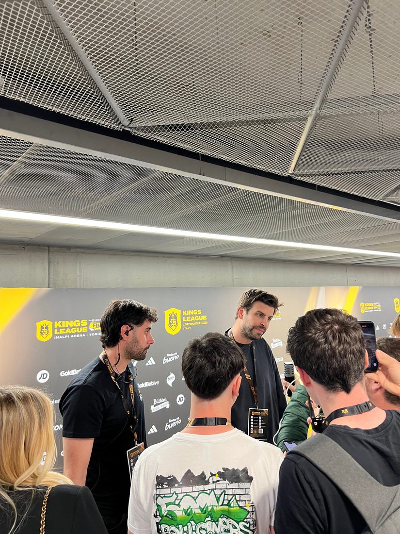 Giornalisti e telecamere in mixed zone durante un matchday