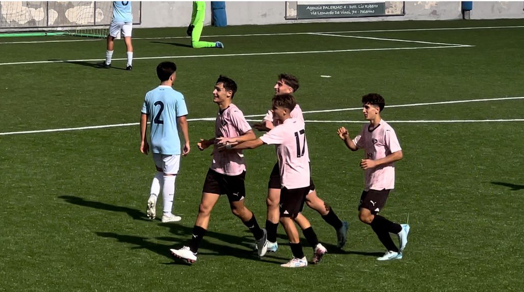 Giocatori del settore giovanile del Palermo in campo durante una partita