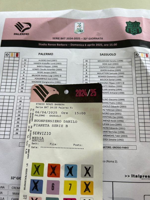 Pass stampa nominativo e distinta di gara appoggiati su un tavolo